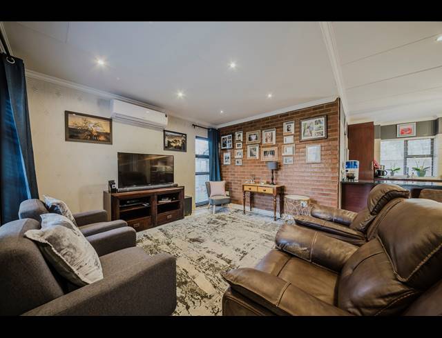 3 BEDROOM TOWNHOUSE FOR SALE IN RUIMSIG COUNTRY ESTATE